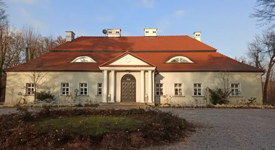 Dworek w Bistuszowej: Twoje wymarzone wesele? Poznaj jego historię!