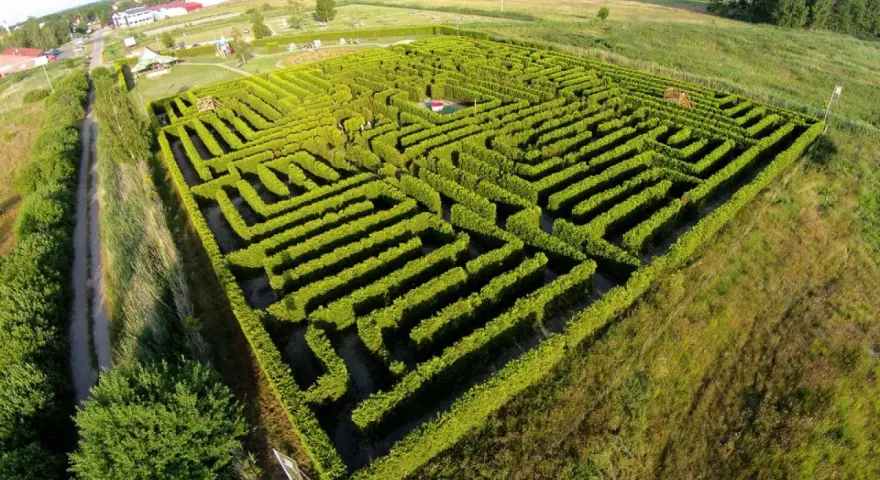 Labirynt Park Łeba: Cennik, atrakcje, godziny. Zaplanuj idealną wizytę!